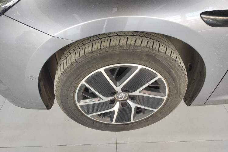 Used BYD Qin L 2025 DM-i Smart Drive 120KM Superior Model Left Front Wheel Hub