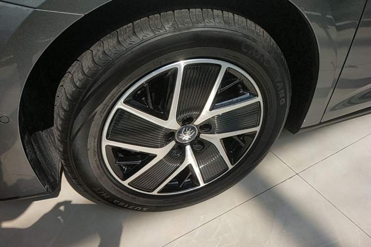 Used BYD Qin L 2025 DM-i Smart Drive 120KM Superior Model Left Front Wheel Hub