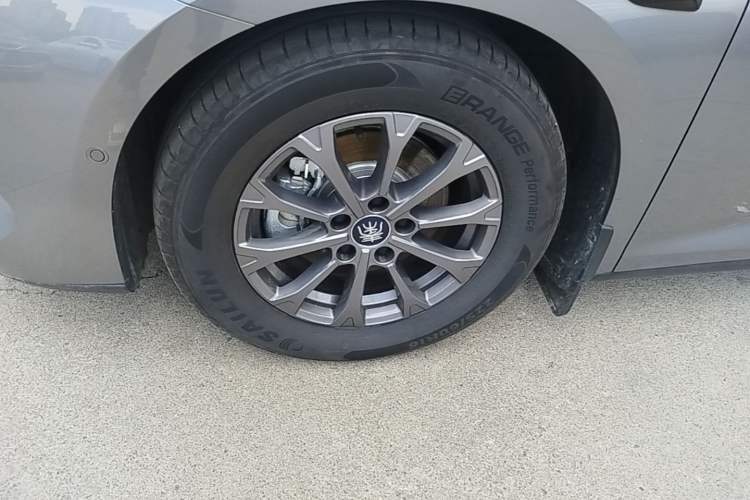Used BYD Qin L 2025 DM-i Smart Drive 80KM Leading Model Left Front Wheel Hub