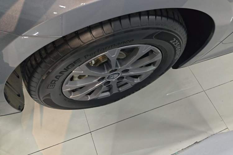 Used BYD Qin L 2025 DM-i Smart Drive 80KM Leading Model Left Front Wheel Hub
