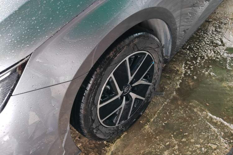 Used BYD Qin L 2025 DM-i Smart Drive 80KM Superior Model Left Front Wheel Hub