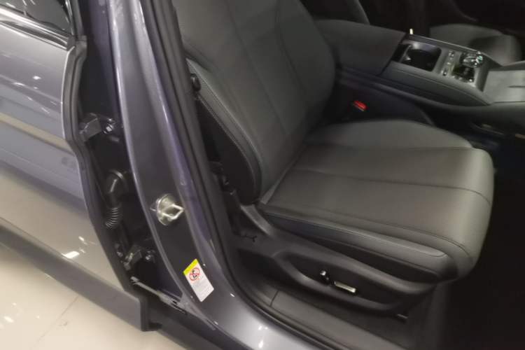 Used BYD Qin L 2025 DM-i Smart Drive 120KM Superior Model Right Front Seat