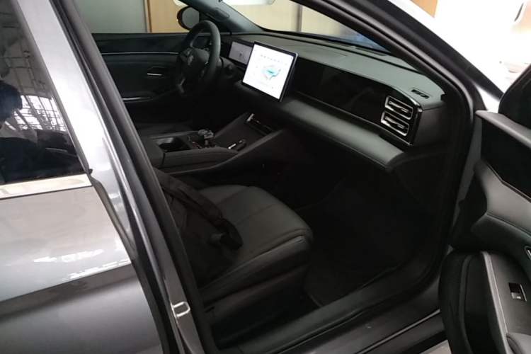 Used BYD Qin L 2025 DM-i Smart Drive 80KM Leading Model Right Front Seat