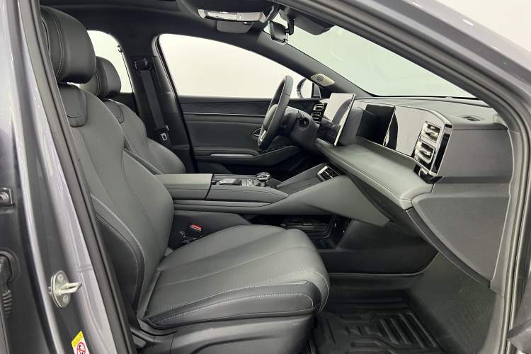 Used BYD Qin L 2025 DM-i Smart Drive 120KM Leading Model Right Front Seat