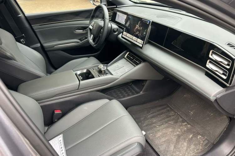 Used BYD Qin L 2025 DM-i Smart Drive 120KM Superior Model Right Front Seat
