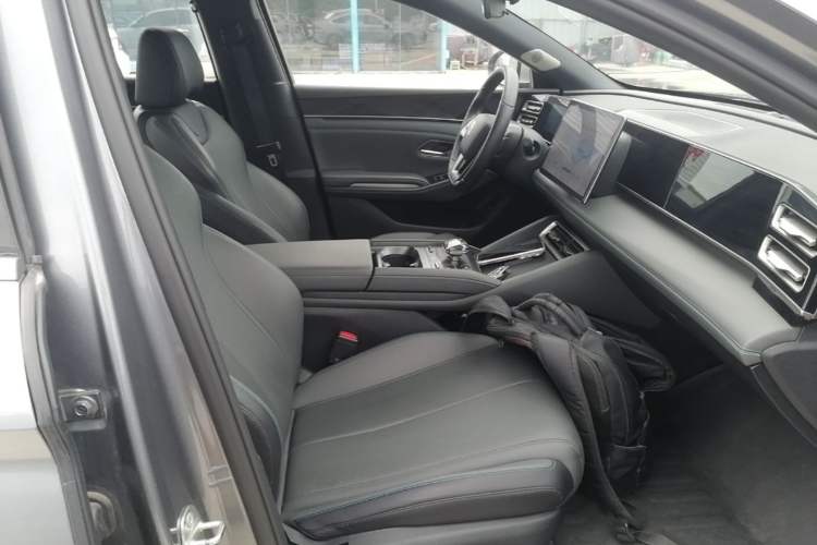 Used BYD Qin L 2025 DM-i Smart Drive 120KM Leading Model Right Front Seat