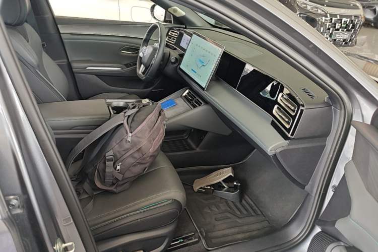 Used BYD Qin L 2025 DM-i Smart Drive 120KM Excellence Model Right Front Seat