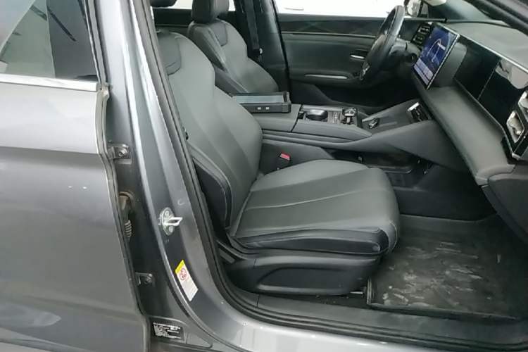 Used BYD Qin L 2025 DM-i Smart Drive 120KM Leading Model Right Front Seat