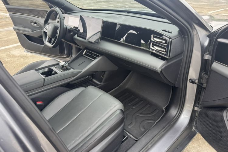 Used BYD Qin L 2025 DM-i Smart Drive 80KM Leading Model Right Front Seat