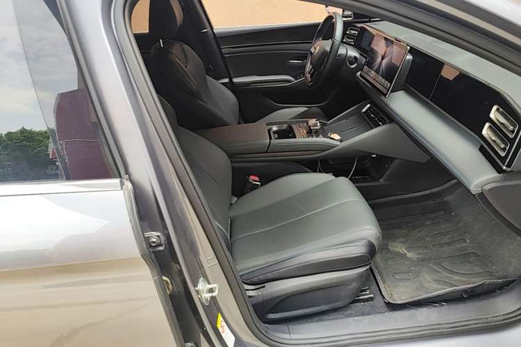 Used BYD Qin L 2025 DM-i Smart Drive 120KM Leading Model Right Front Seat