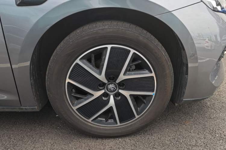 Used BYD Qin L 2025 DM-i Smart Drive 120KM Leading Model Right Front Wheel Hub