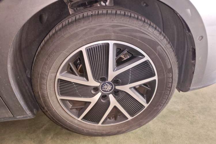 Used BYD Qin L 2025 DM-i Smart Drive 120KM Superior Model Right Front Wheel Hub