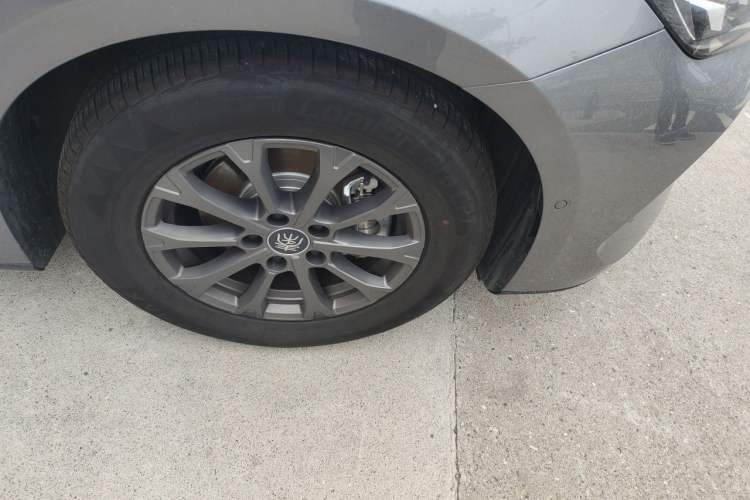 Used BYD Qin L 2025 DM-i Smart Drive 80KM Leading Model Right Front Wheel Hub