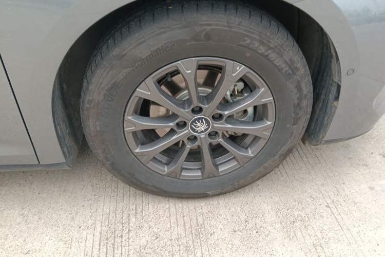 Used BYD Qin L 2025 DM-i Smart Drive 80KM Leading Model Right Front Wheel Hub