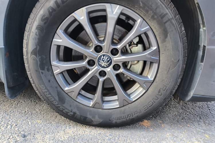 Used BYD Qin L 2025 DM-i Smart Drive 80KM Leading Model Right Front Wheel Hub