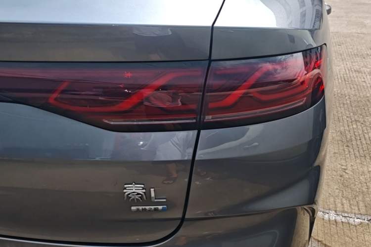 Used BYD Qin L 2025 DM-i Smart Drive 120KM Superior Model Right Rear Taillight