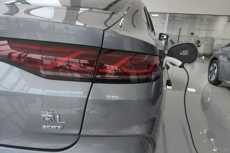 Used BYD Qin L 2025 DM-i Smart Drive 120KM Superior Model Right Rear Taillight