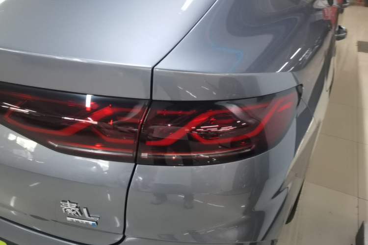 Used BYD Qin L 2025 DM-i Smart Drive 120KM Superior Model Right Rear Taillight