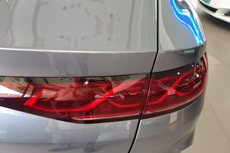 Used BYD Qin L 2025 DM-i Smart Drive 80KM Leading Model Right Rear Taillight