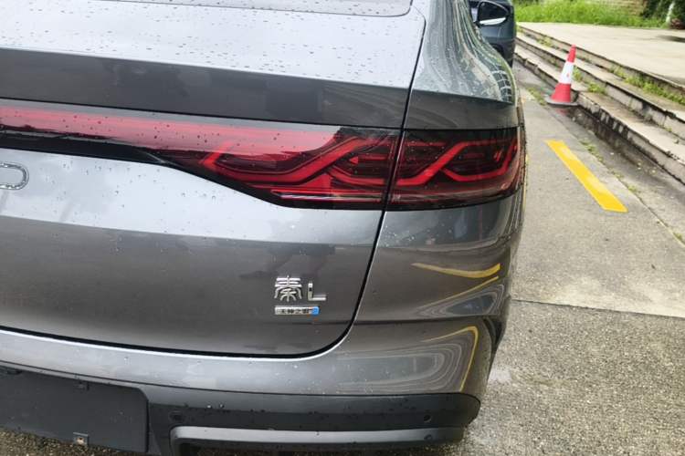 Used BYD Qin L 2025 DM-i Smart Drive 120KM Leading Model Right Rear Taillight