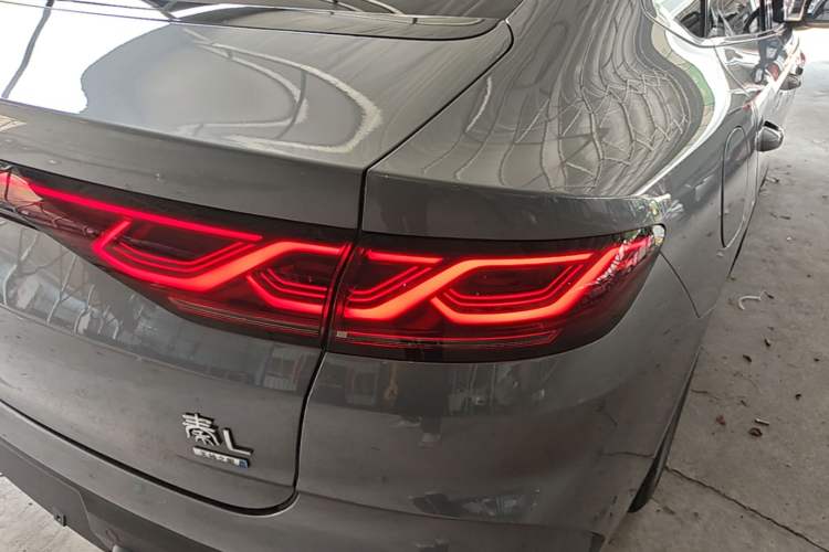 Used BYD Qin L 2025 DM-i Smart Drive 80KM Leading Model Right Rear Taillight