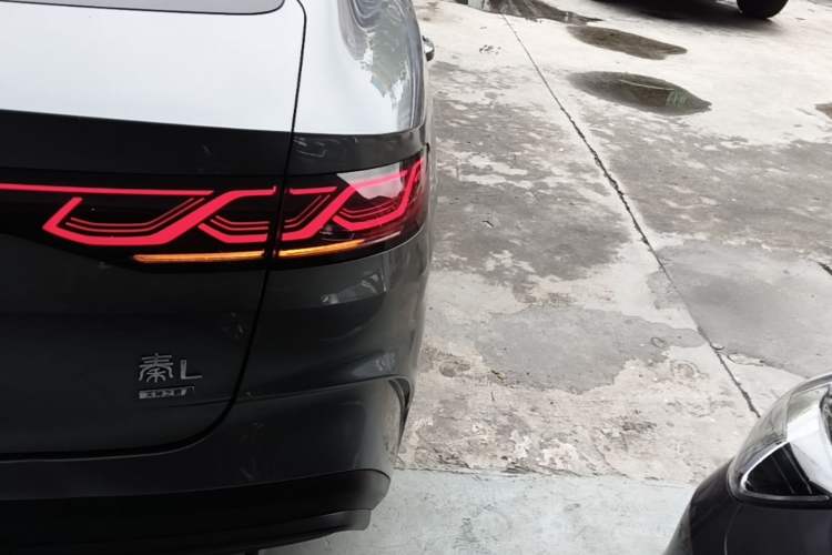 Used BYD Qin L 2025 DM-i Smart Drive 80KM Leading Model Right Rear Taillight