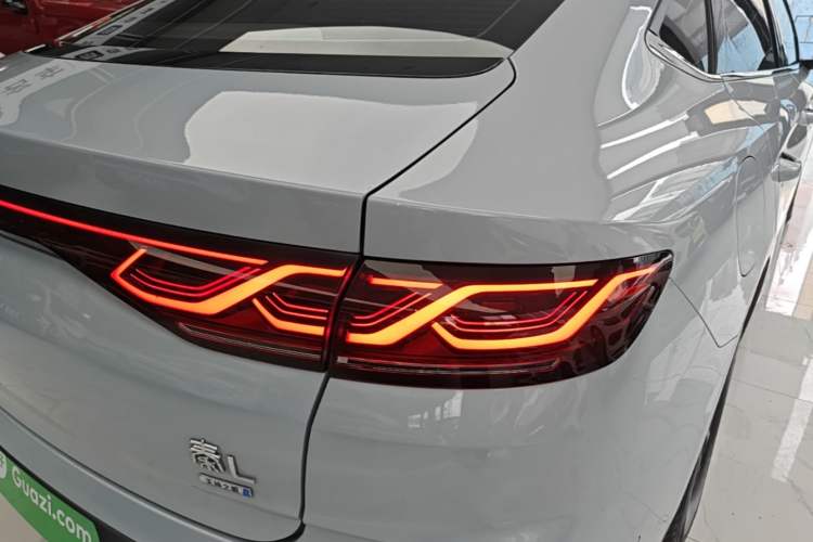 Used BYD Qin L 2025 DM-i Smart Drive 80KM Leading Model Right Rear Taillight