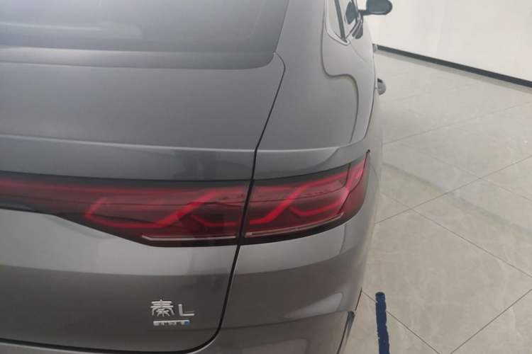 Used BYD Qin L 2025 DM-i Smart Drive 120KM Leading Model Right Rear Taillight