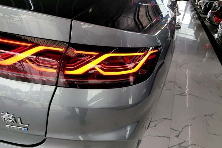 Used BYD Qin L 2025 DM-i Smart Drive 80KM Leading Model Right Rear Taillight
