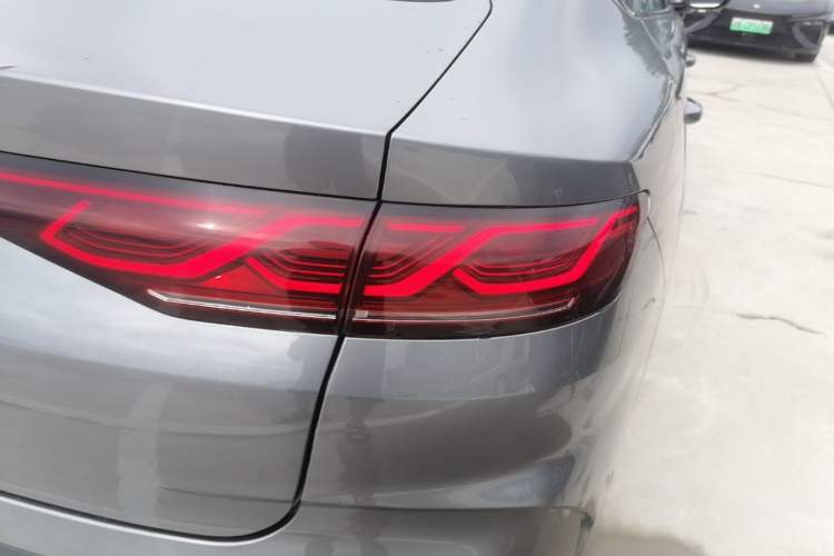Used BYD Qin L 2025 DM-i Smart Drive 120KM Leading Model Right Rear Taillight
