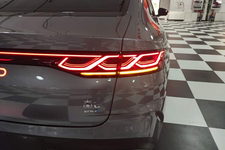 Used BYD Qin L 2025 DM-i Smart Drive 80KM Leading Model Right Rear Taillight