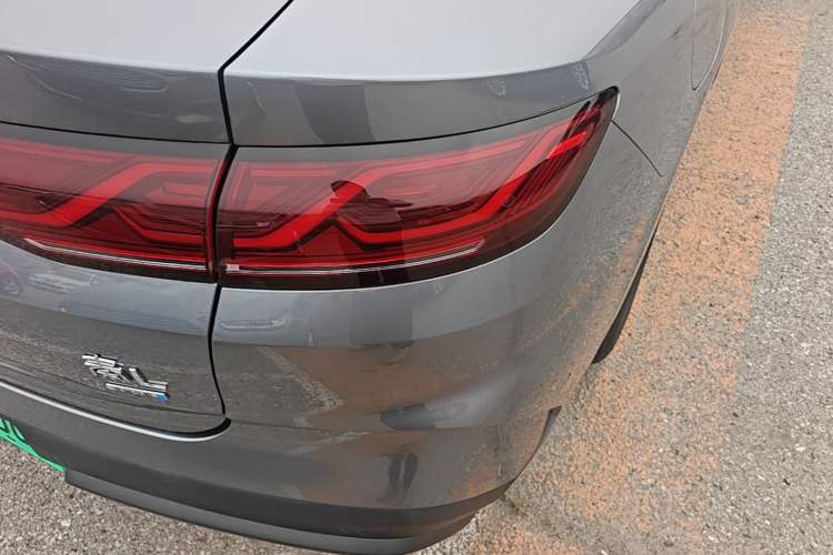 Used BYD Qin L 2025 DM-i Smart Drive 80KM Leading Model Right Rear Taillight
