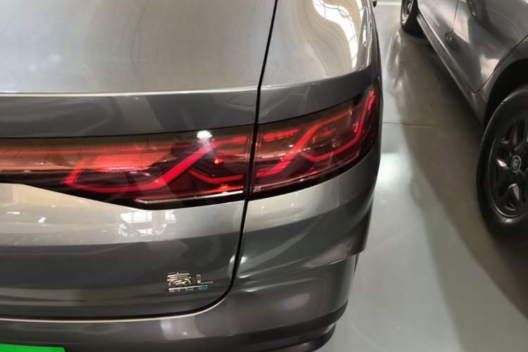 Used BYD Qin L 2025 DM-i Smart Drive 80KM Leading Model Right Rear Taillight