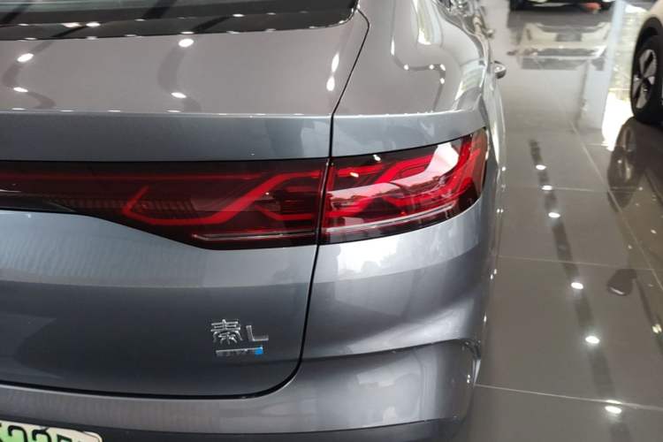 Used BYD Qin L 2025 DM-i Smart Drive 80KM Leading Model Right Rear Taillight