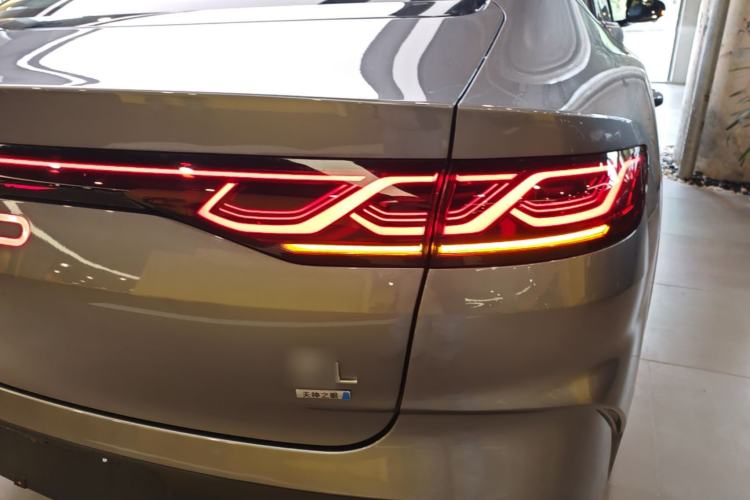 Used BYD Qin L 2025 DM-i Smart Drive 120KM Superior Model Right Rear Taillight