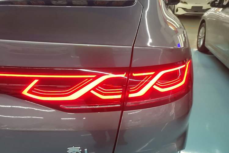 Used BYD Qin L 2025 DM-i Smart Drive 80KM Leading Model Right Rear Taillight