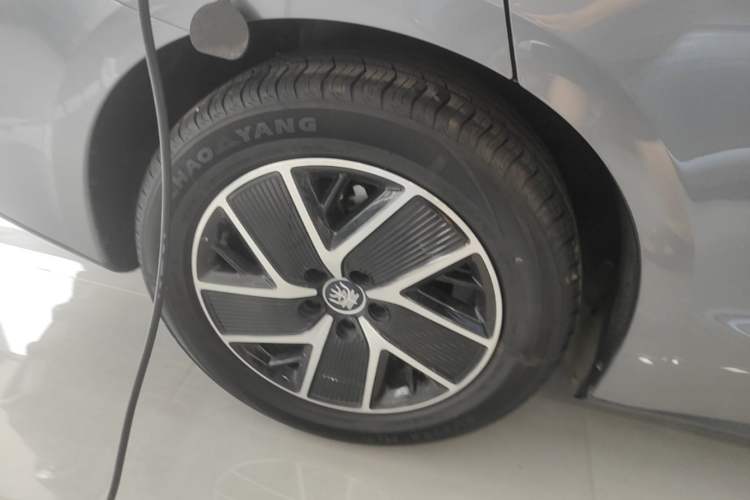 Used BYD Qin L 2025 DM-i Smart Drive 120KM Superior Model Right Rear Wheel Hub