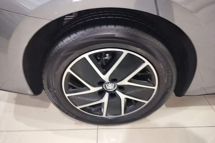 Used BYD Qin L 2025 DM-i Smart Drive 120KM Superior Model Right Rear Wheel Hub