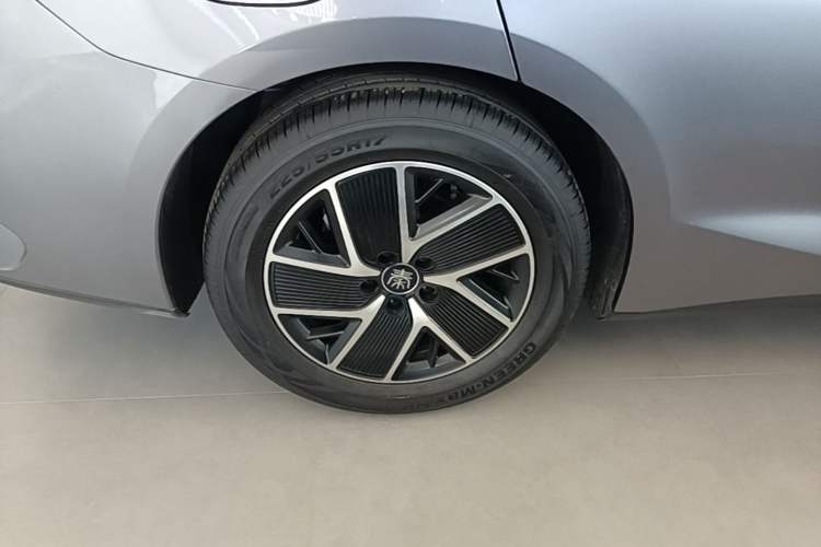 Used BYD Qin L 2025 DM-i Smart Drive 120KM Superior Model Right Rear Wheel Hub