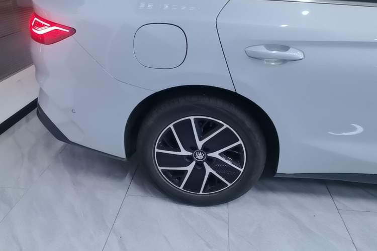Used BYD Qin L 2025 DM-i Smart Drive 120KM Leading Model Right Rear Wheel Hub