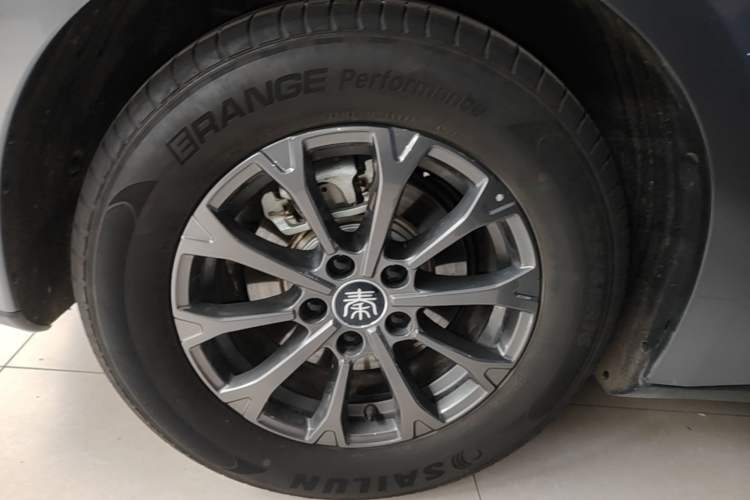 Used BYD Qin L 2025 DM-i Smart Drive 80KM Leading Model Right Rear Wheel Hub