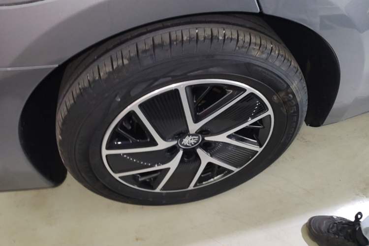 Used BYD Qin L 2025 DM-i Smart Drive 120KM Leading Model Right Rear Wheel Hub
