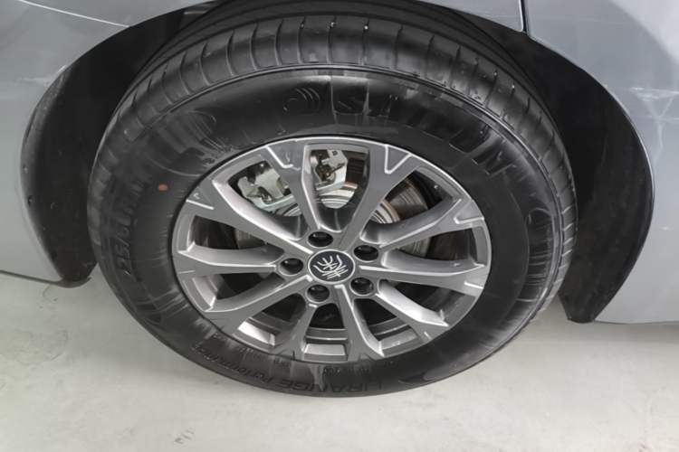 Used BYD Qin L 2025 DM-i Smart Drive 80KM Leading Model Right Rear Wheel Hub