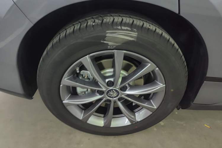 Used BYD Qin L 2025 EV 470KM Leading Edition Right Rear Wheel Hub