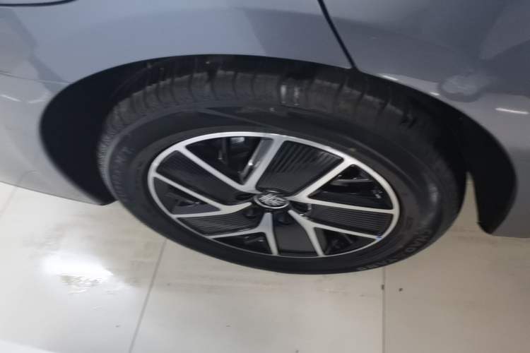 Used BYD Qin L 2025 DM-i Smart Drive 120KM Superior Model Right Rear Wheel Hub