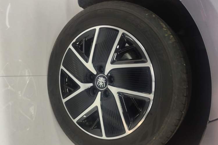 Used BYD Qin L 2025 DM-i Smart Drive 120KM Superior Model Right Rear Wheel Hub