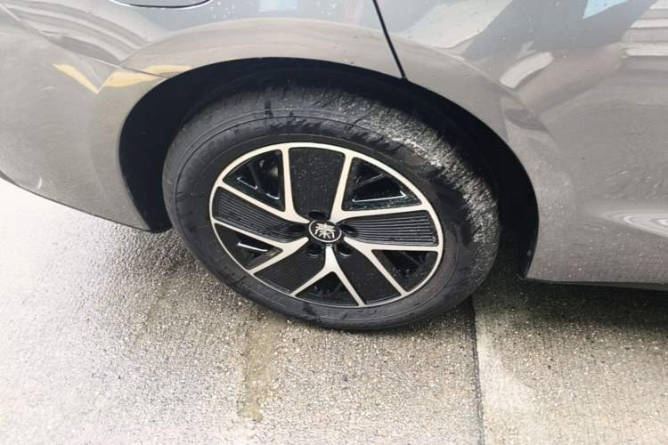 Used BYD Qin L 2025 DM-i Smart Drive 120KM Leading Model Right Rear Wheel Hub