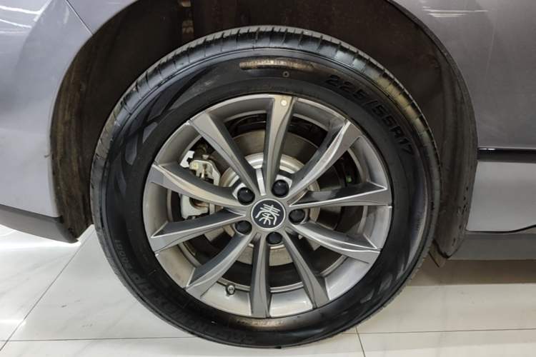Used BYD Qin L 2025 EV 545KM Beyond Version Right Rear Wheel Hub