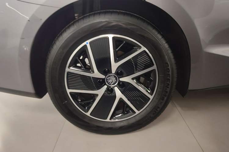 Used BYD Qin L 2025 DM-i Smart Drive 120KM Superior Model Right Rear Wheel Hub