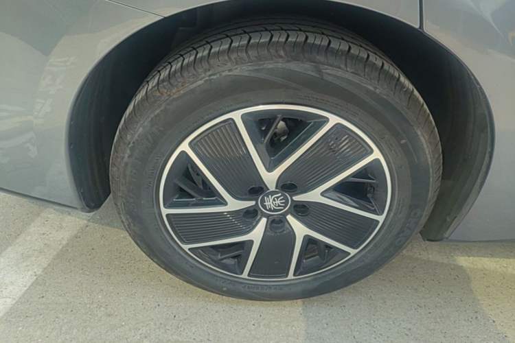 Used BYD Qin L 2025 DM-i Smart Drive 120KM Superior Model Right Rear Wheel Hub